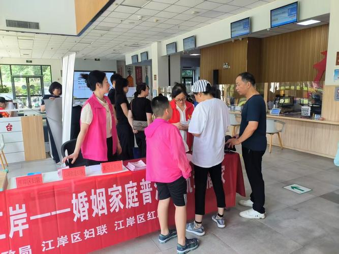 市民政局送证下乡 80余位村民家门口补领结婚证