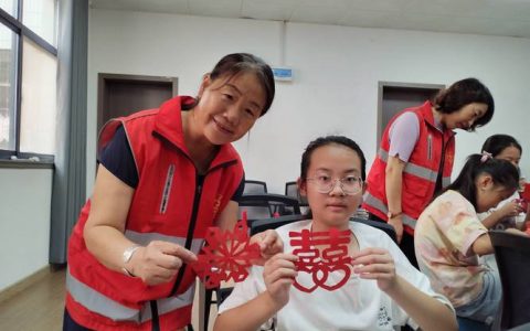 社区开展“非遗传承 妙剪生花”青少年剪纸活动