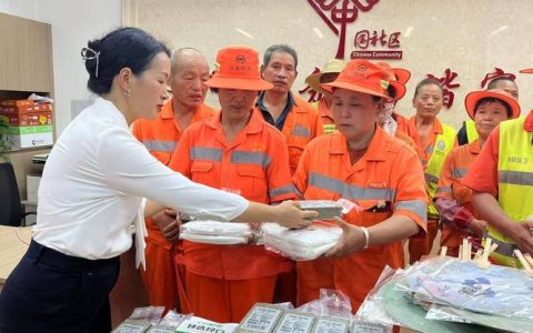 情系环卫工人 赠送清凉物资