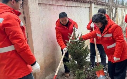 市林业事业发展中心全力应“烤”为苗木“解渴”