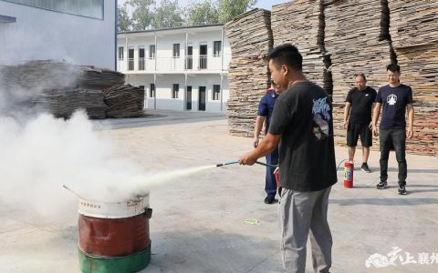 胡场镇消防演练进企业 筑牢安全“防火墙”