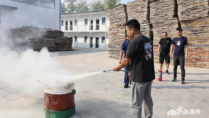 胡场镇消防演练进企业 筑牢安全防火墙