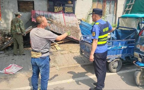 市城市管理执法局开展清障除杂“分时治理”专项行动