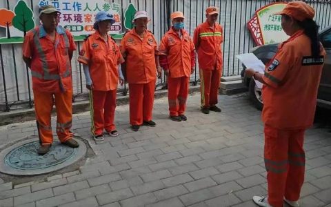 点亮街巷的老城“扫路人”——记市环卫局第八片片长闵昌敏