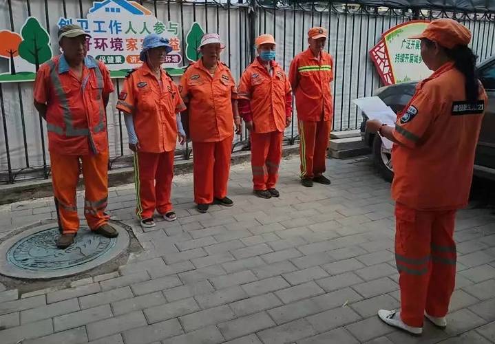 点亮街巷的老城扫路人记市环卫局第八片片长闵昌敏
