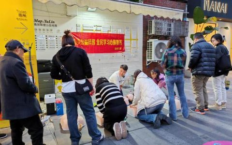 这个地摊很打眼，不卖东西教救人——仙桃红十字志愿者江边摆摊科普急救技能写实