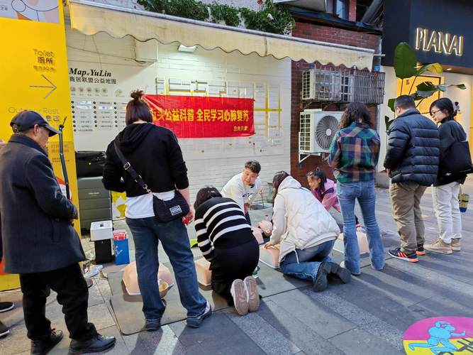 这个地摊很打眼，不卖东西教救人仙桃红十字志愿者江边摆摊科普急救技能写实