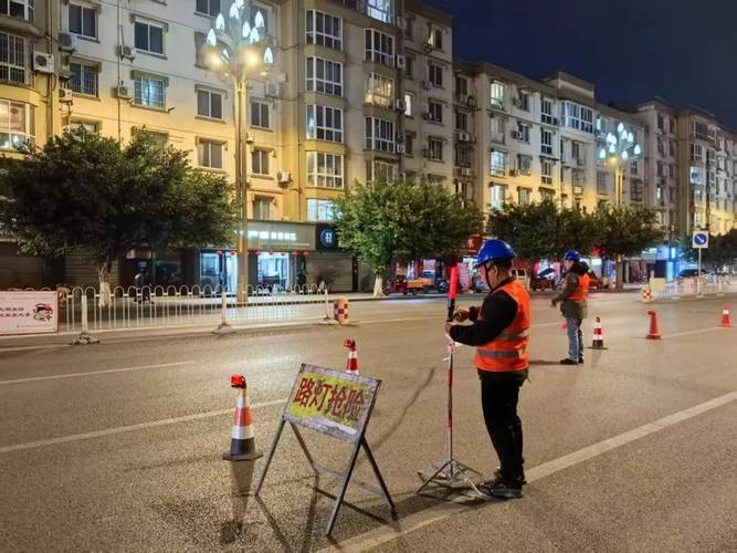 市路灯局迎战高温守护城市安全照明