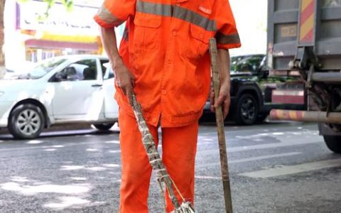 仙桃义工为环卫工人送清凉