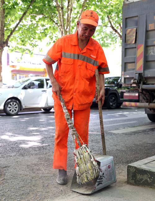 仙桃义工为环卫工人送清凉