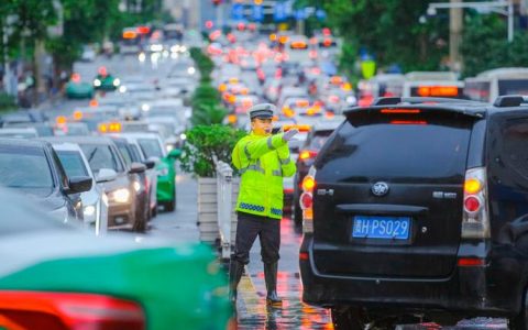 立秋天气变 交警雨中执勤保民安