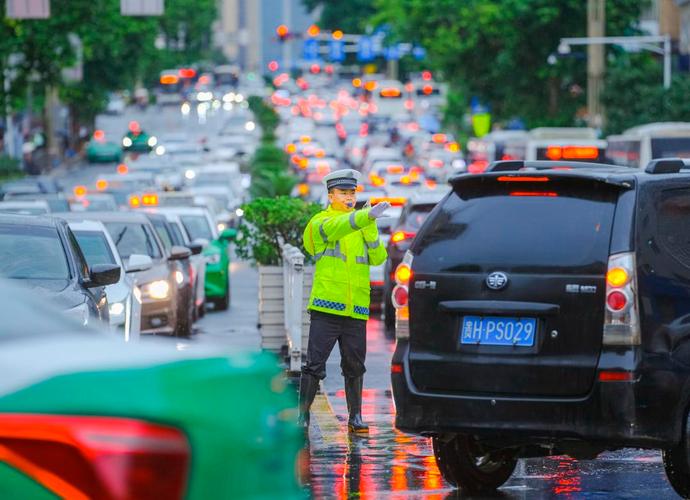 立秋天气变 交警雨中执勤保民安