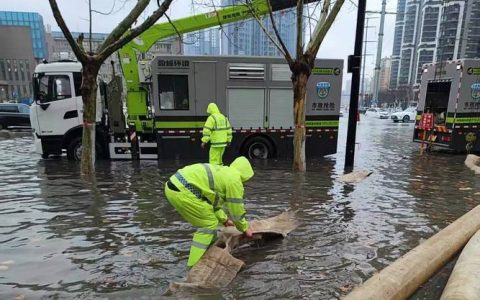 市政部门冒雨出动　在城区29处路段排涝保畅