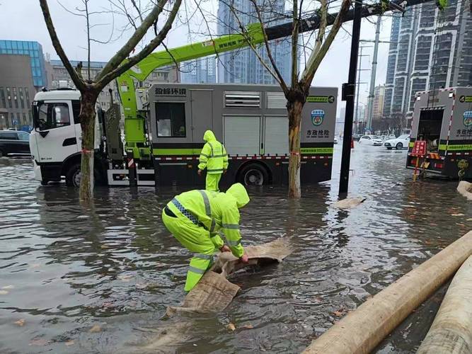 市政部门冒雨出动　在城区29处路段排涝保畅