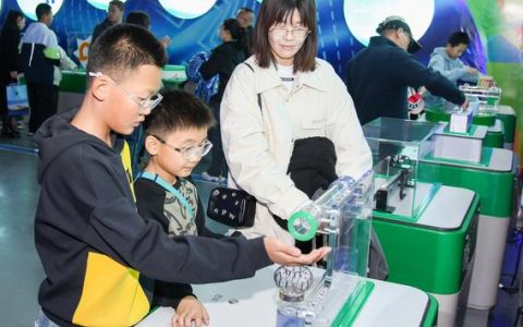 市科技馆暑期“科学课堂”受追捧