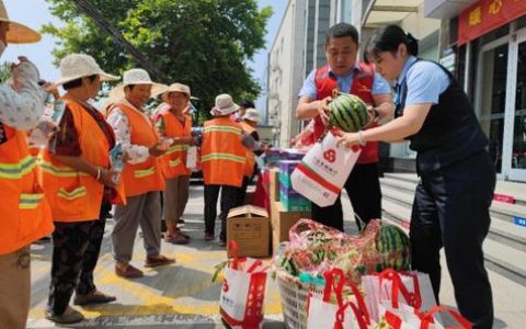 长埫口镇为环卫工人送清凉