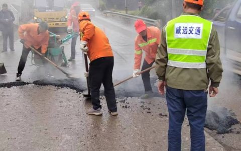 公路养护无惧高温保畅通