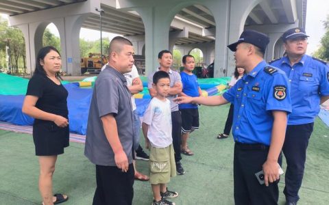 市城市管理执法局集中治理体育广场市容秩序