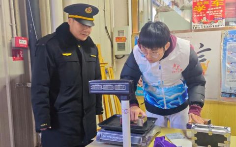 高效协调惠商户 坚守一线保秩序