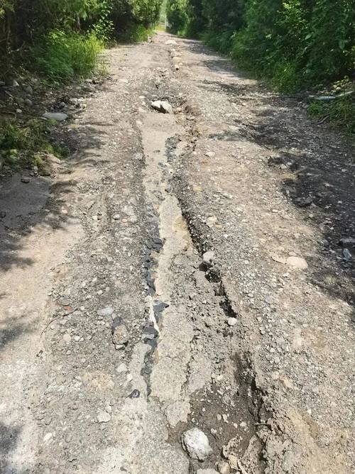 坑洼路变民心路