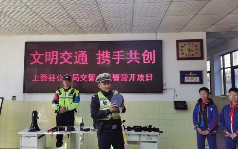 我市警营开放日活动走进吾悦广场 市民零距离体验学交规