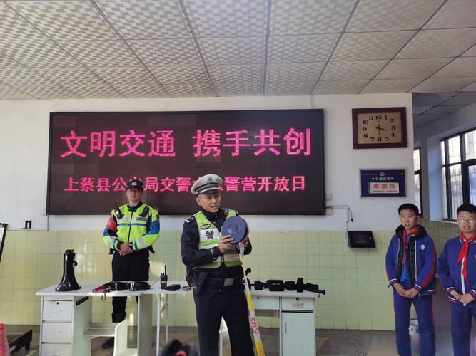 我市警营开放日活动走进吾悦广场 市民零距离体验学交规