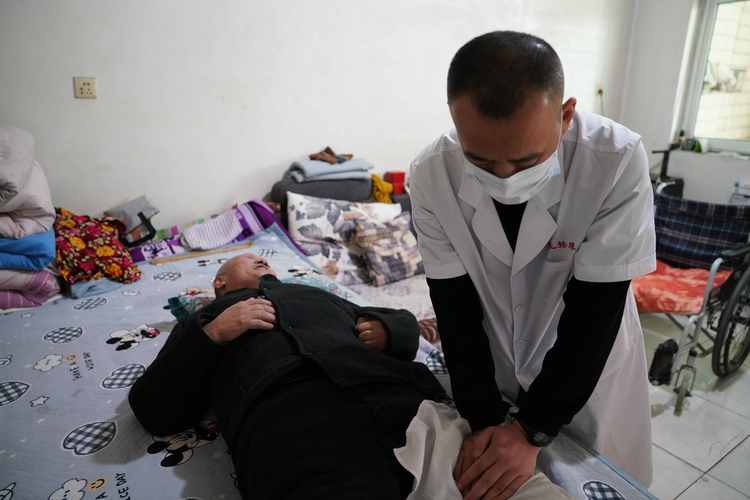 用双手推拿困境人生记沔城回族镇自强不息残疾人郑相付