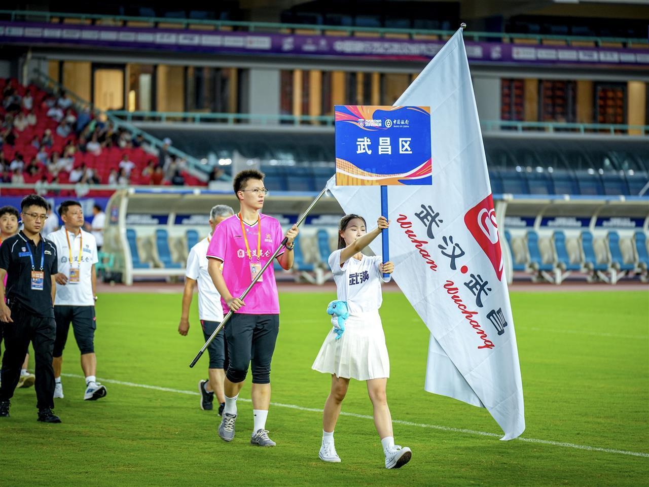 武汉足球狂欢！“汉超”揭幕战燃情开赛，近5万球迷现场加油呐喊