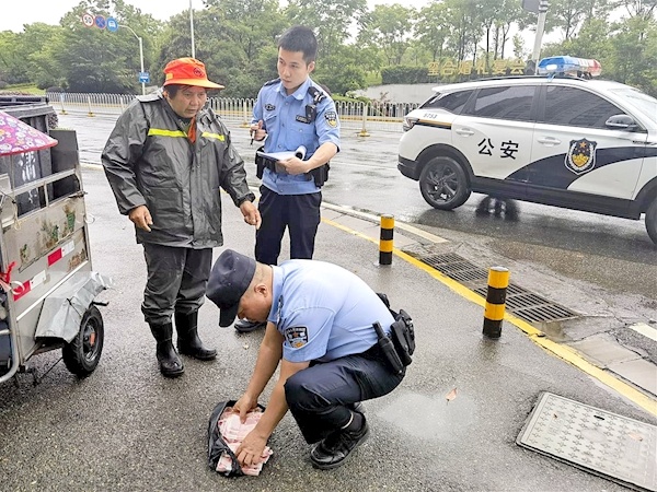 环卫工捡到一个袋子里面装有5万元现金 警方辗转找到失主