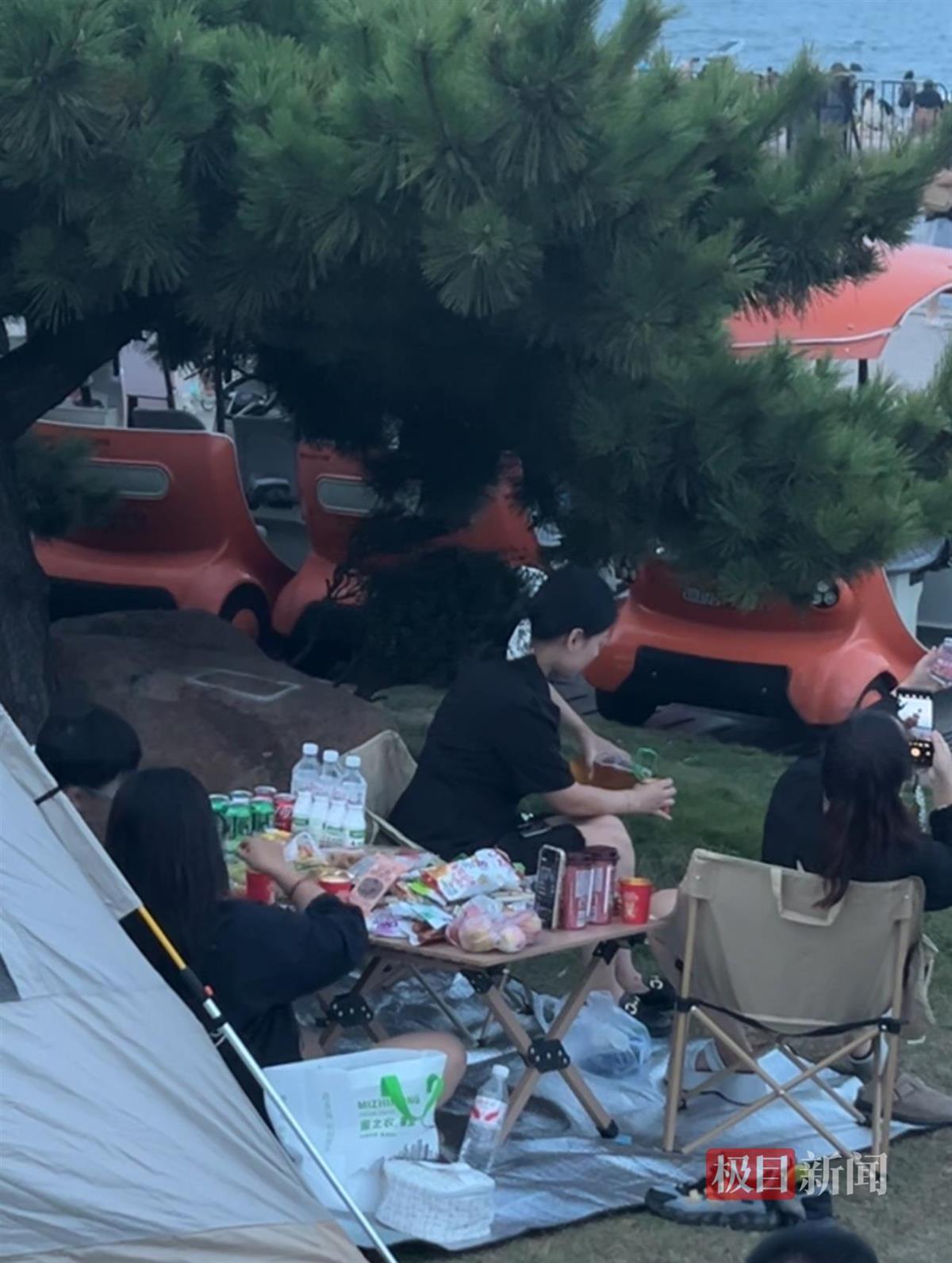 1箭11星明日凌晨从山东日照海域腾空！观景游客海滩搭帐篷绵延百余米，山西女子驱车12小时只为一睹“火箭与圆月同框”