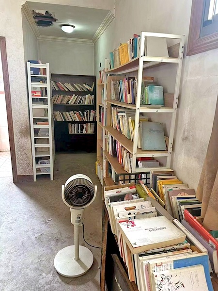 为筹钱买钢琴捐给社区老年大学 安徽老人半价出售儿子生前满屋藏书