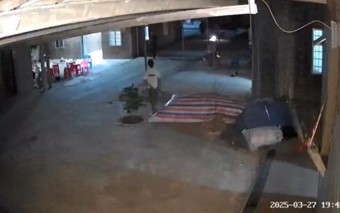 “女子带娃回娘家一家三口被害”案件今日开庭，丈夫：会带着妻子被砍断的头发去听审