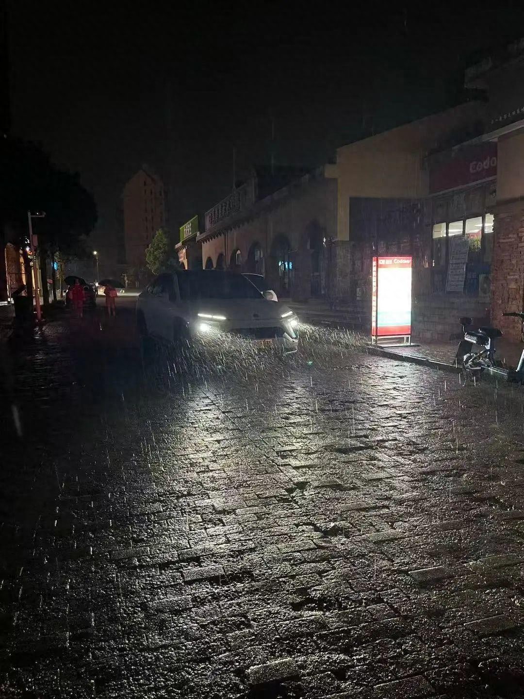 武汉打雷下雨了，最大阵风超10级！降温时间定了