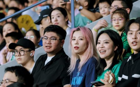 东北女生北京国安主场4万人面前反向求婚：北京爷们儿，我们结婚吧！