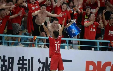 “苏超”常州首胜，小球迷喜极而泣满地打滚，妈妈：还用零花钱请小伙伴撸串庆祝