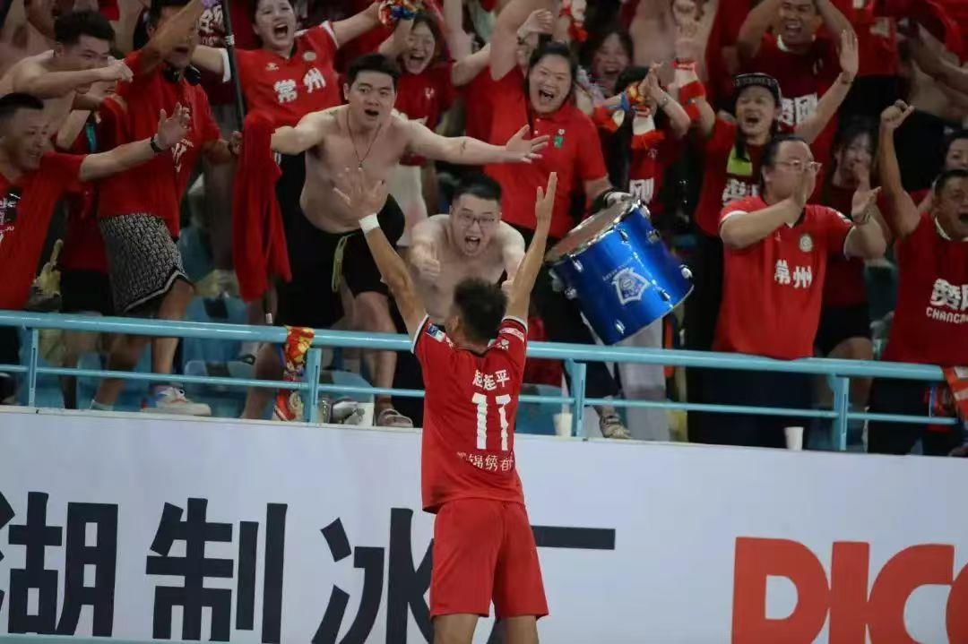 “苏超”常州首胜，小球迷喜极而泣满地打滚，妈妈：还用零花钱请小伙伴撸串庆祝