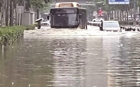 郑州暴雨多处积水 当地停产停业停课停运