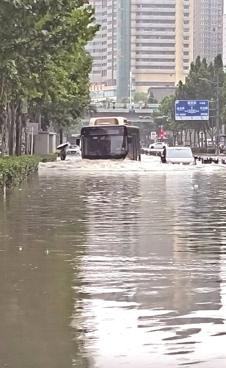 郑州暴雨多处积水 当地停产停业停课停运