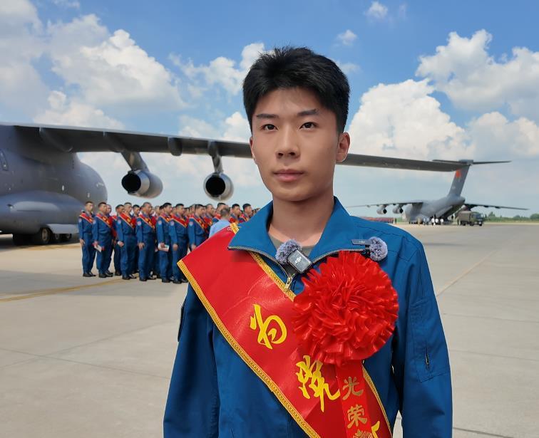 乘坐运-20赴空军航空大学报到的飞行学员刘舒迪：我最想驾驶的机型为歼-20