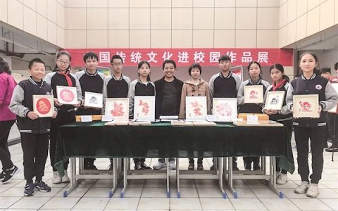 他为无声世界里的孩子打开非遗之门 一把小刻刀 刻出大情怀