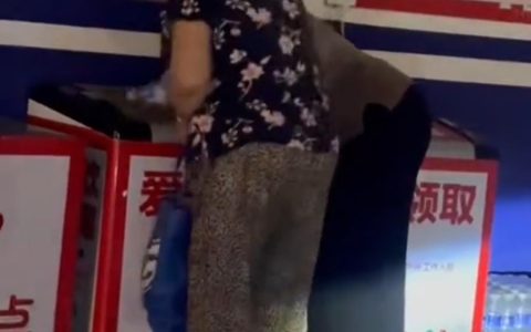 两大妈薅满两袋“爱心冷饮”，这些饮品专为建筑工环卫工等准备，当地回应