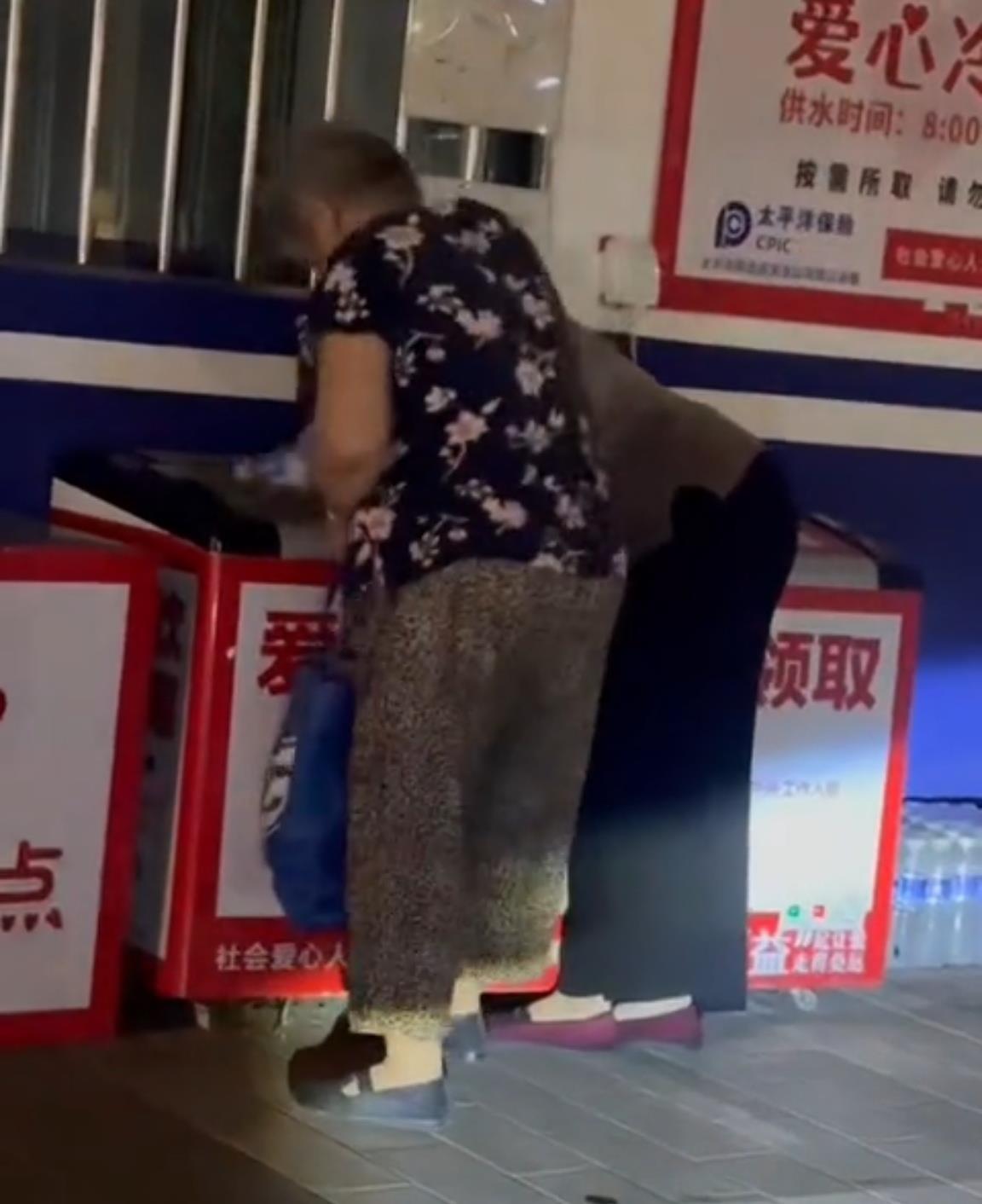 两大妈薅满两袋“爱心冷饮”，这些饮品专为建筑工环卫工等准备，当地回应