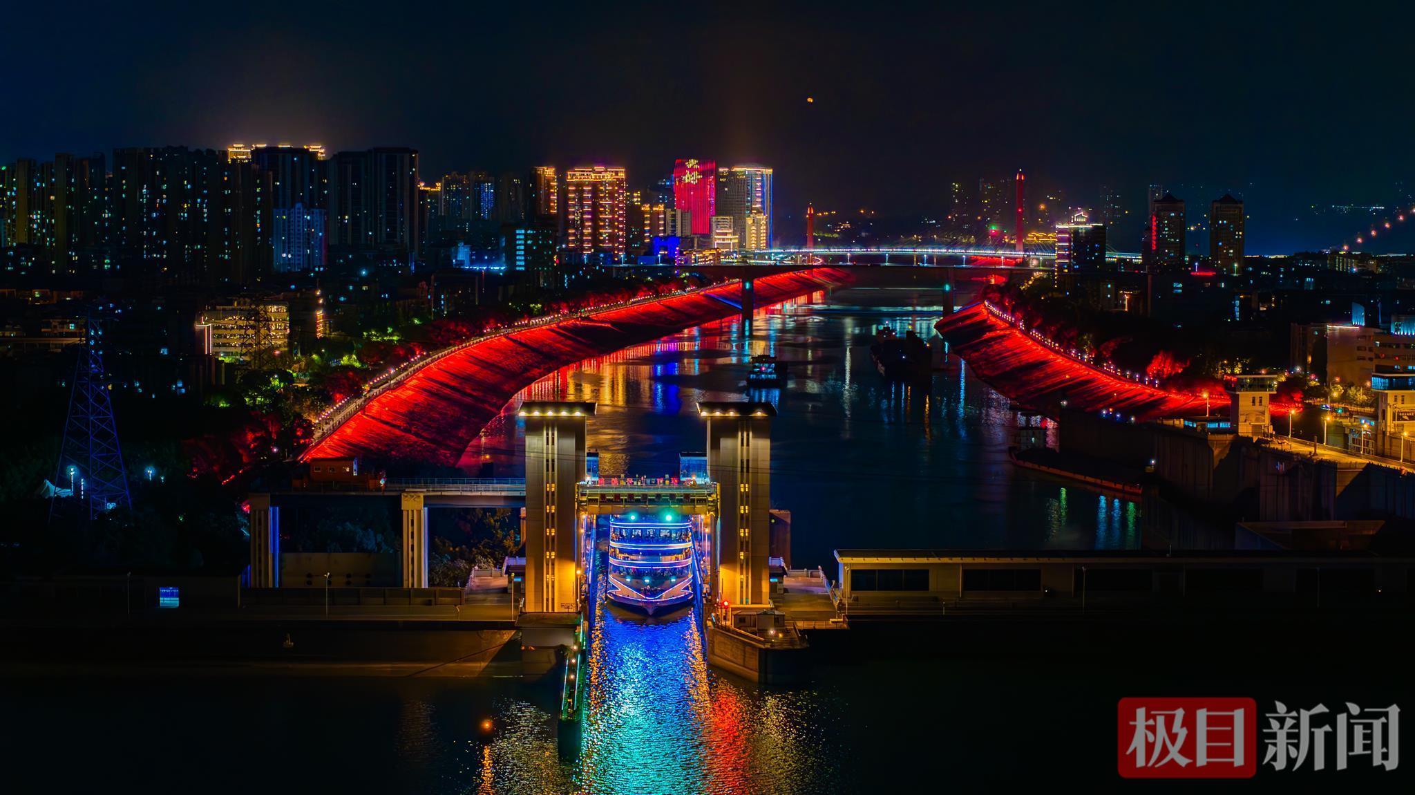 活力中国调研行｜登上全球载电最大纯电游船，体验葛洲坝过闸：8分钟抬水22米