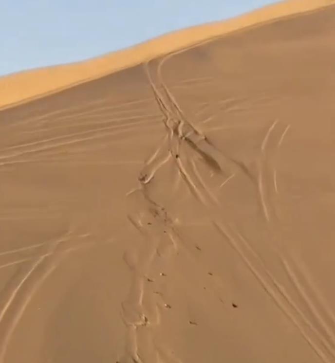 玩沙漠越野遇难网红所乘车辆侧翻前疑被碰撞，现场画面曝光，家属发声：为何没有同行人员站出来说出真相？