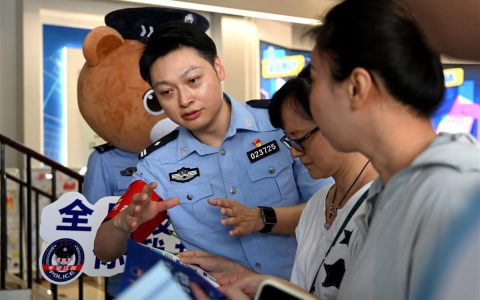 明星袁弘、胡歌“空降”现场！武汉江岸公安“警银社”联动反诈宣传超燃