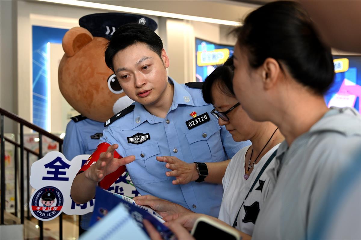 明星袁弘、胡歌“空降”现场！武汉江岸公安“警银社”联动反诈宣传超燃