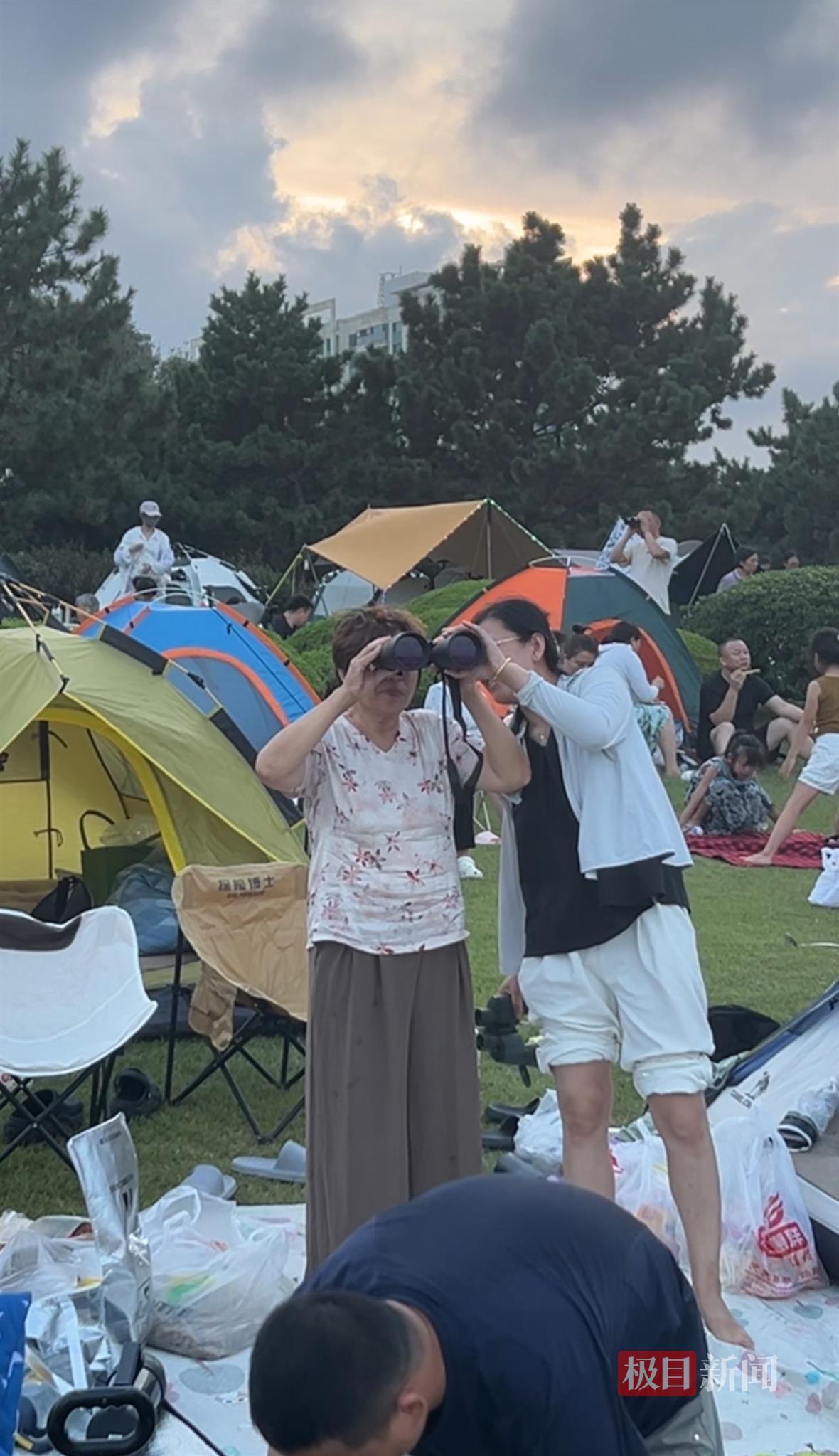 1箭11星明日凌晨从山东日照海域腾空！观景游客海滩搭帐篷绵延百余米，山西女子驱车12小时只为一睹“火箭与圆月同框”