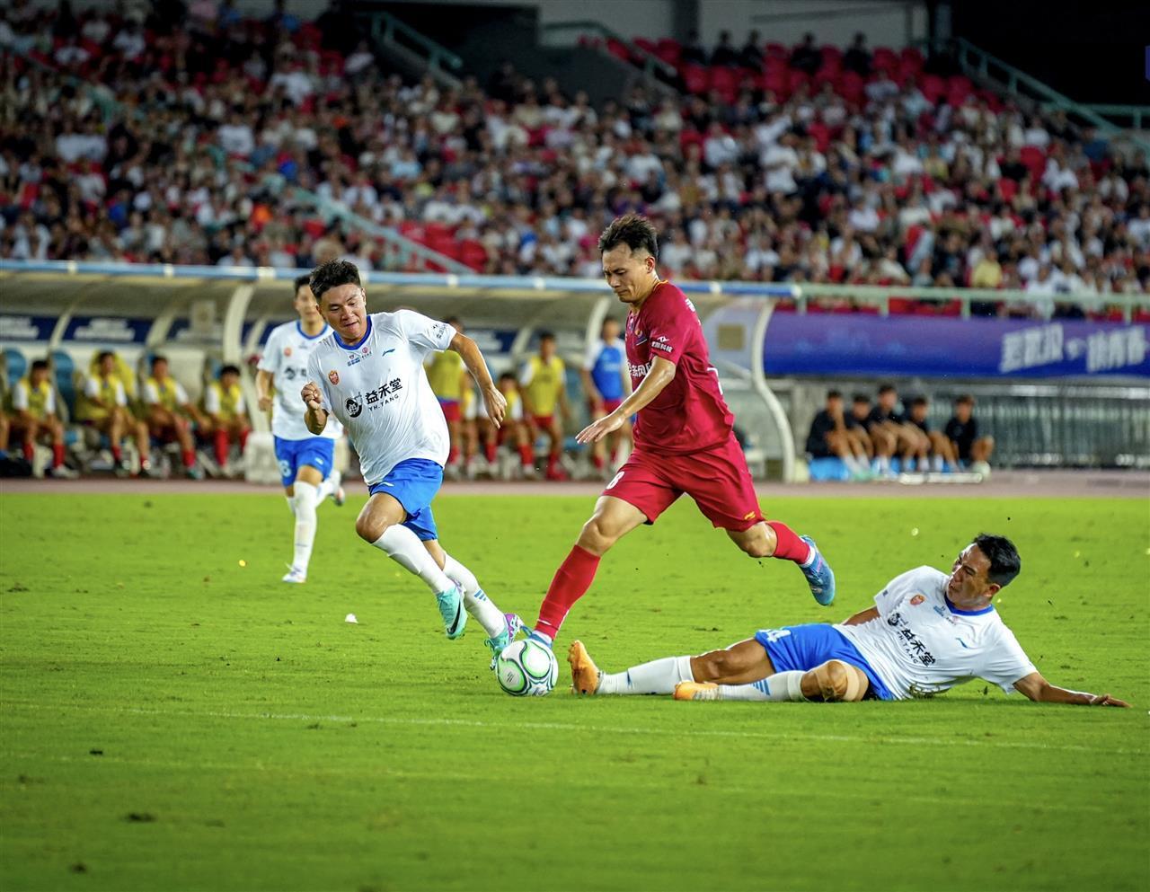 武汉足球狂欢！“汉超”揭幕战燃情开赛，近5万球迷现场加油呐喊