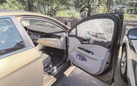 1岁幼儿被误锁车内 民警破窗成功救人