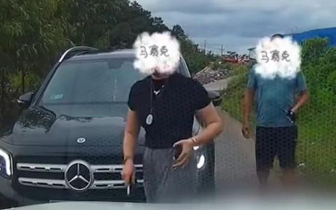 “亮证逼迫让路”奔驰女被曝亮的是假证，律师：伪造国家机关证件，情节严重可能触犯刑法